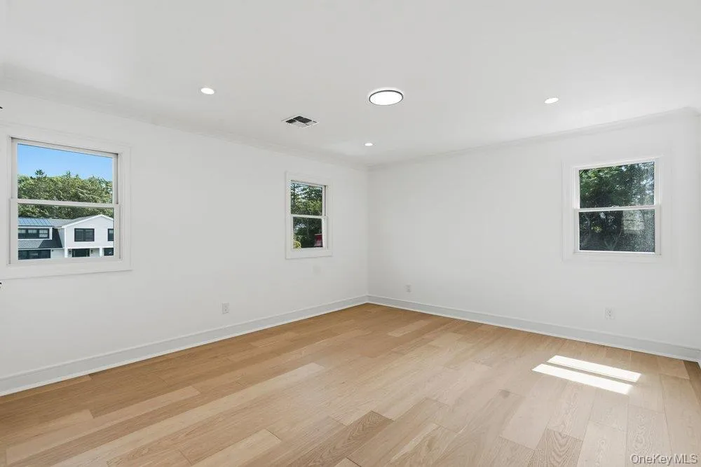 3 Aron Drive Woodbury, NY 11797