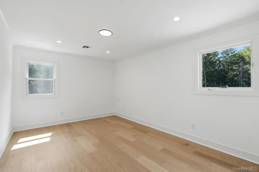 3 Aron Drive Woodbury, NY 11797