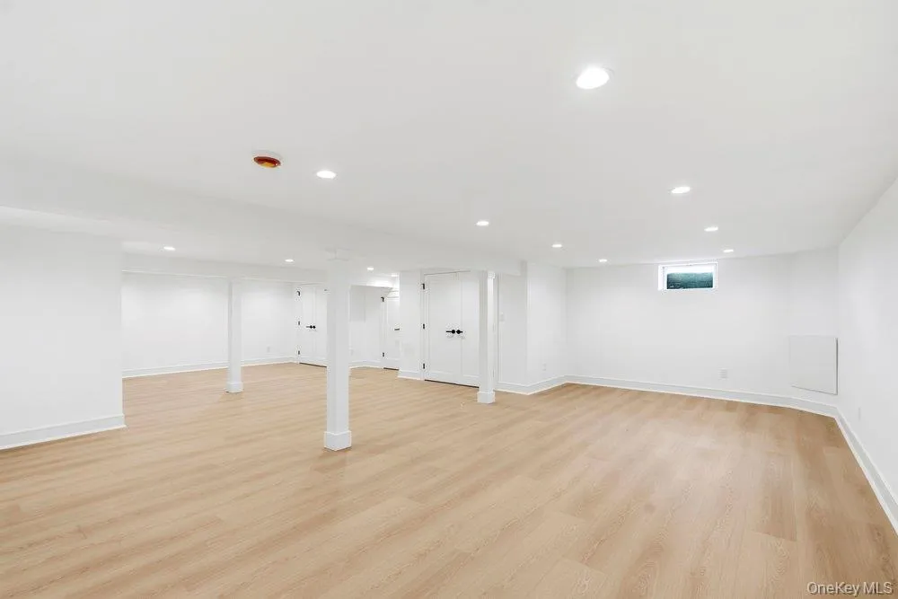 3 Aron Drive Woodbury, NY 11797