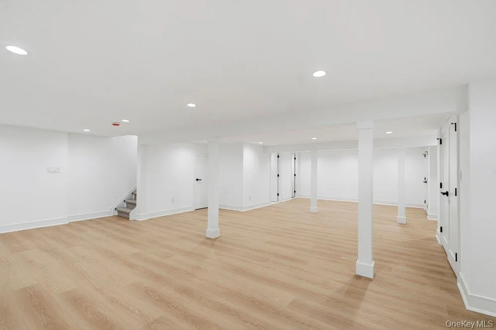 3 Aron Drive Woodbury, NY 11797