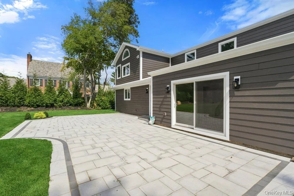 3 Aron Drive Woodbury, NY 11797