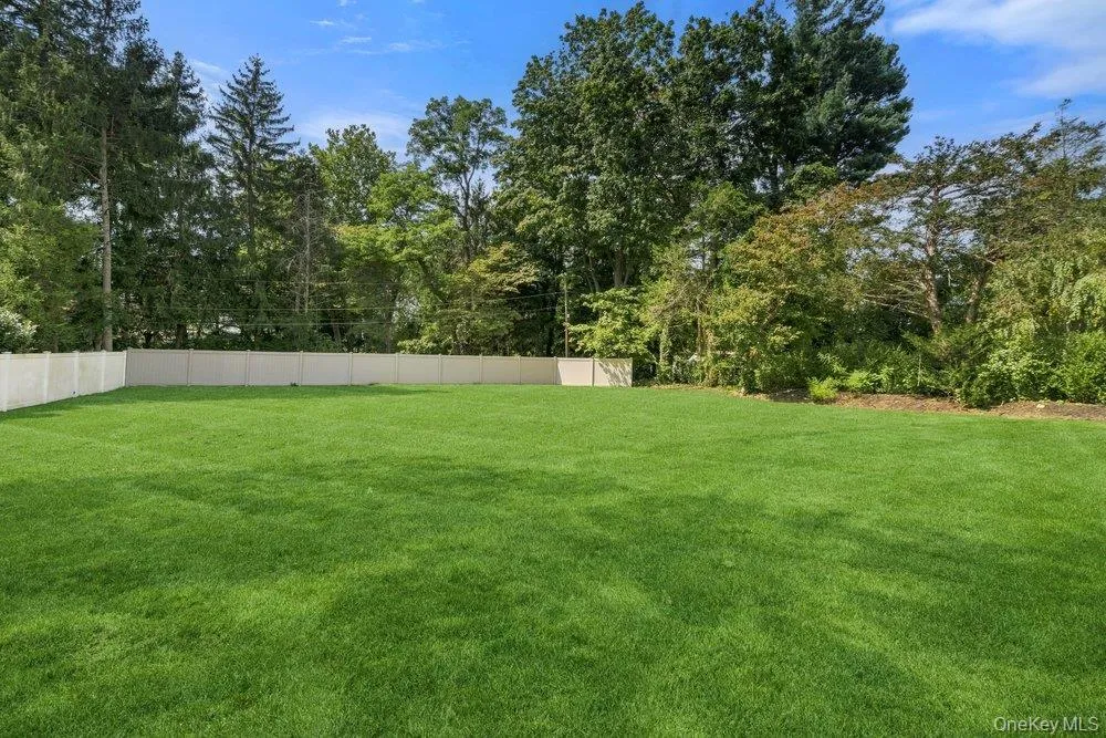 3 Aron Drive Woodbury, NY 11797