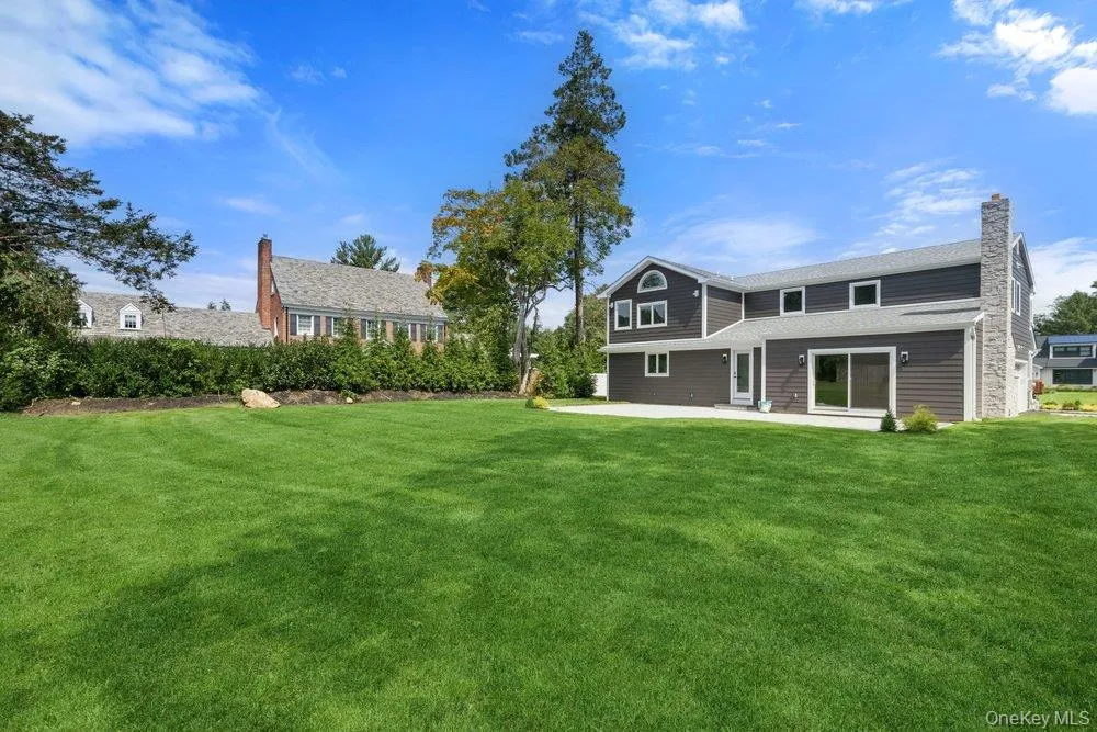 3 Aron Drive Woodbury, NY 11797
