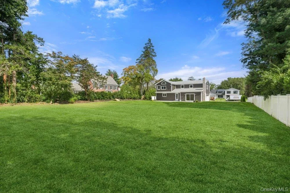 3 Aron Drive Woodbury, NY 11797