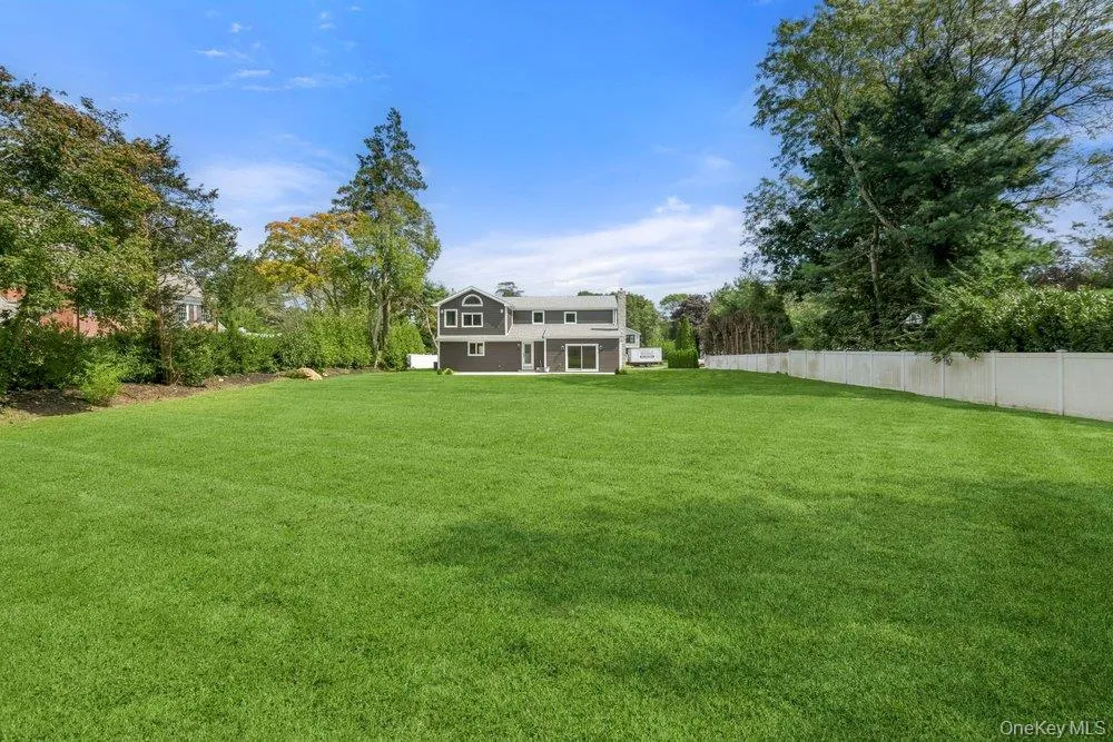 3 Aron Drive Woodbury, NY 11797