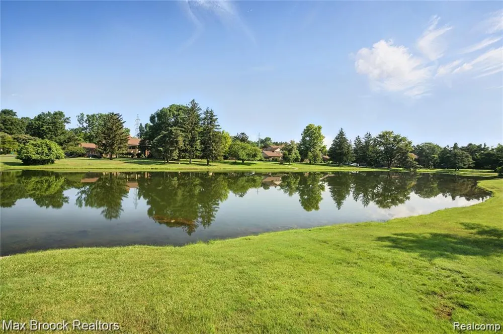 4291 Foxpointe Drive #53 West Bloomfield, MI 48323