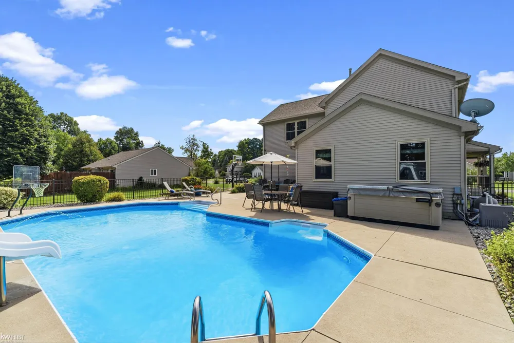 5460 Deer Trail Fenton Charter Township, MI 48451