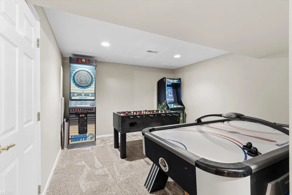 5460 Deer Trail Fenton Charter Township, MI 48451