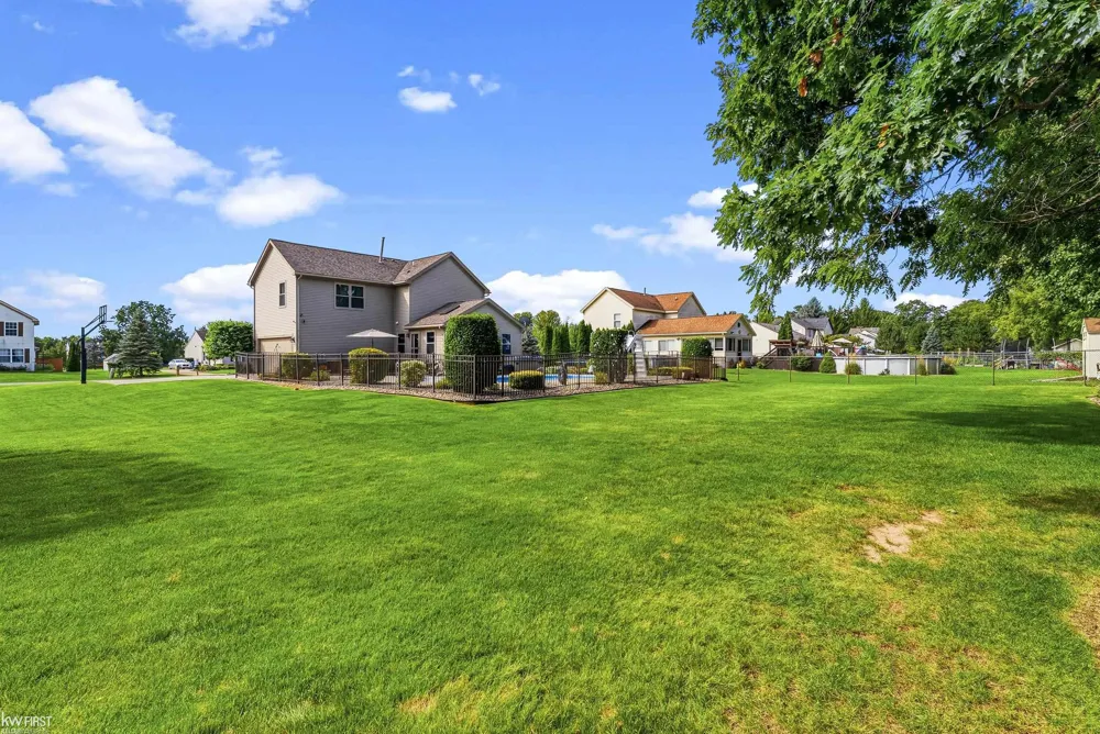 5460 Deer Trail Fenton Charter Township, MI 48451