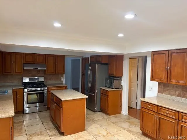 1614 CALIPER DRIVE Troy City, MI 48084