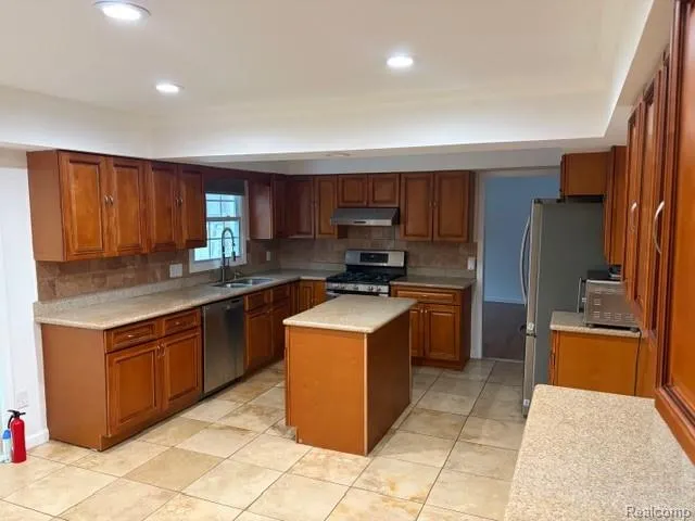 1614 CALIPER DRIVE Troy City, MI 48084