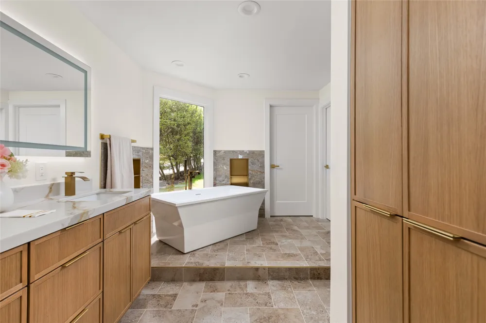 310 Golf Crest Lane Lakeway, TX 78734