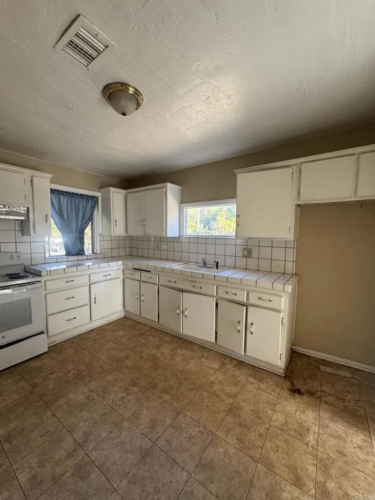 726 Valley Drive Vista, CA 92084