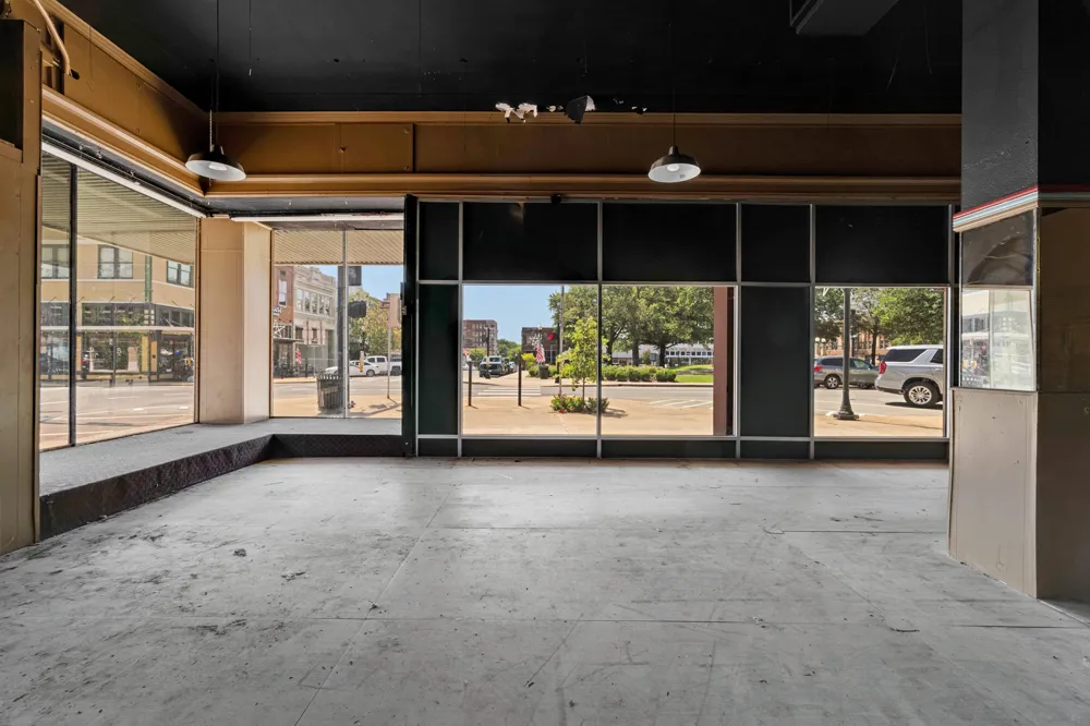 4 PLAZA Paris, TX 75460