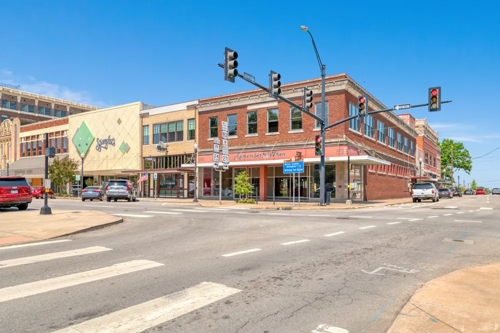 4 PLAZA Paris, TX 75460