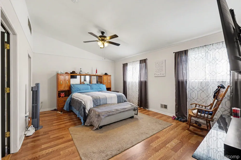 18237 Davidson Fraser City, MI 48026