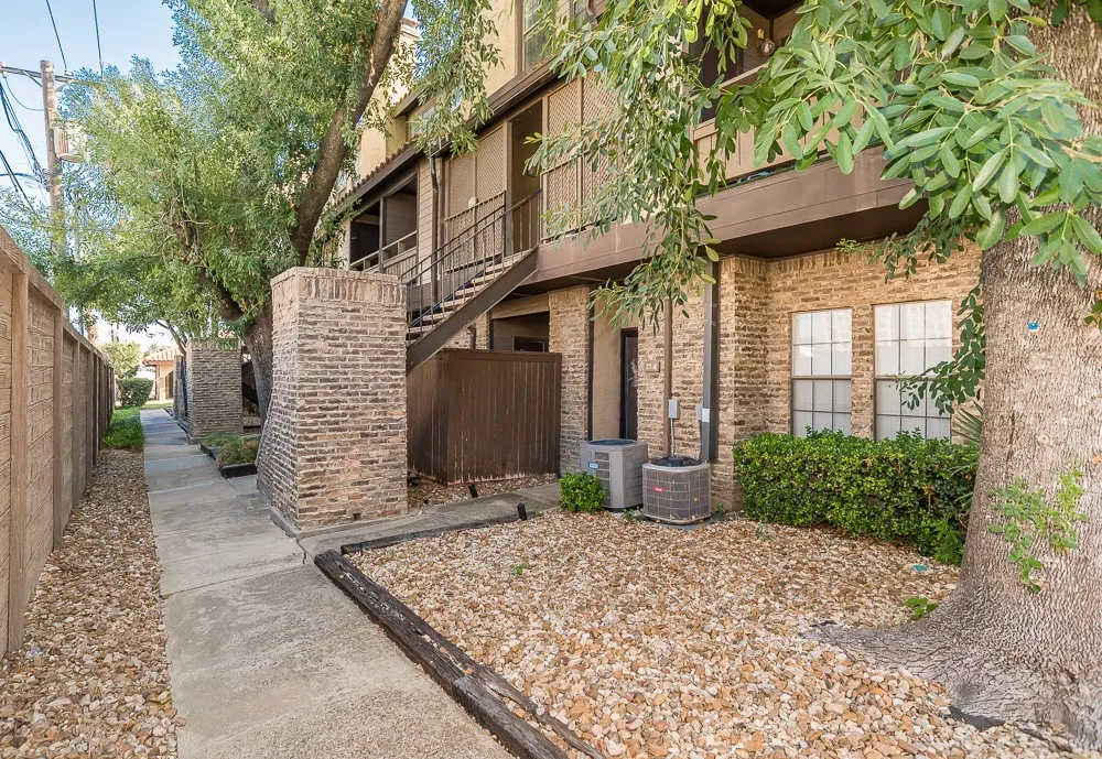 5757 E University Boulevard #27Y Dallas, TX 75206