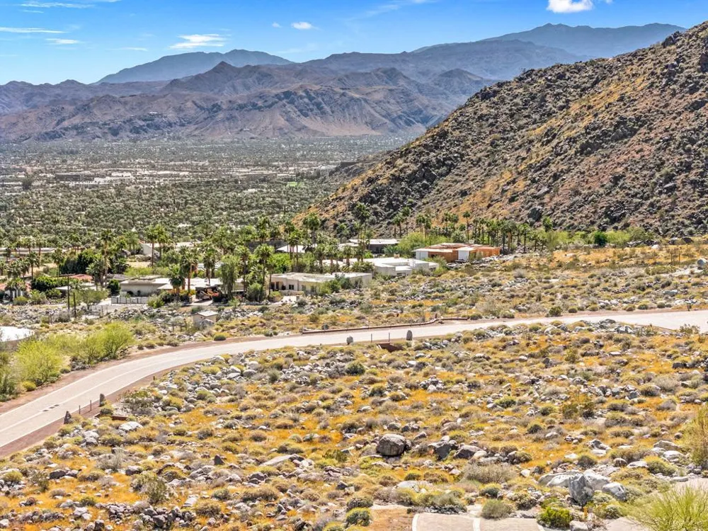 1961 Vista Palizada Drive Palm Springs, CA 92262