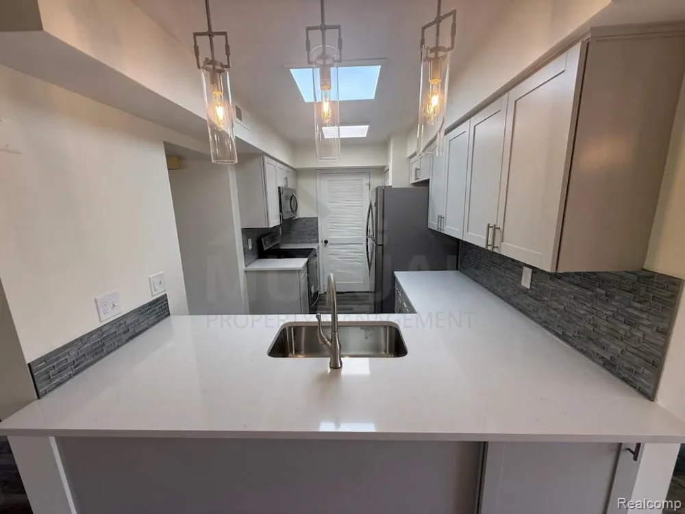 1560 Meadow Side Drive Rochester Hills City, MI 48307