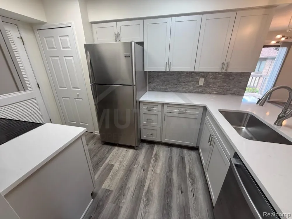1560 Meadow Side Drive Rochester Hills City, MI 48307