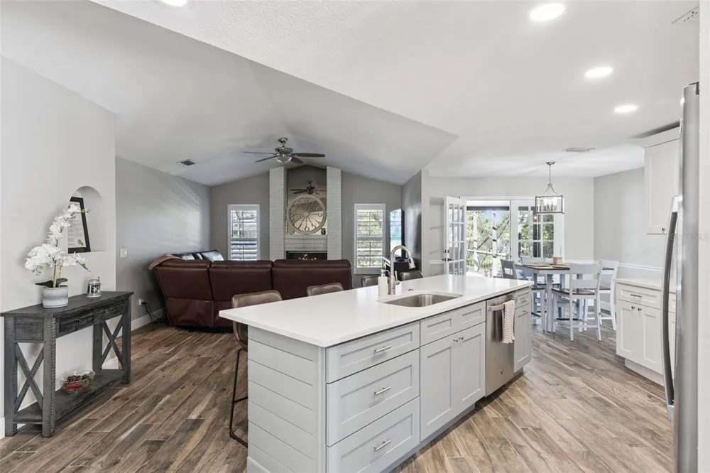 692 ROCHESTER STREET Oviedo, FL 32765