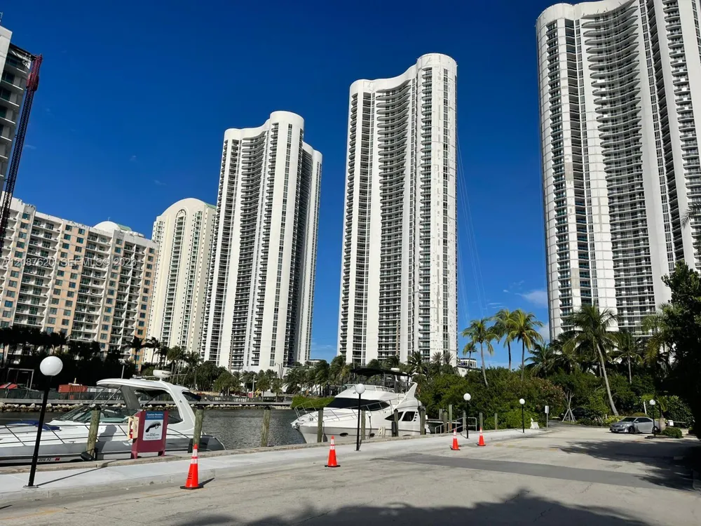 100 Bayview Dr #1123 Sunny Isles Beach, FL 33160