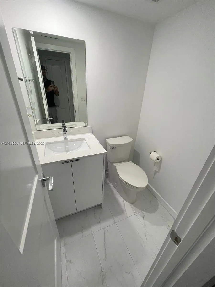 100 Bayview Dr #1123 Sunny Isles Beach, FL 33160