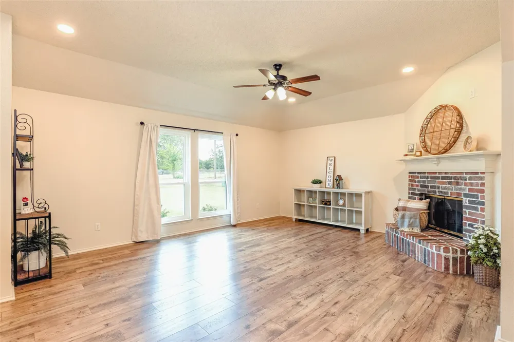521 Avenue Avenue E Springtown, TX 76082
