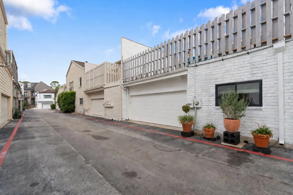 153 Sage Road Houston, TX 77056