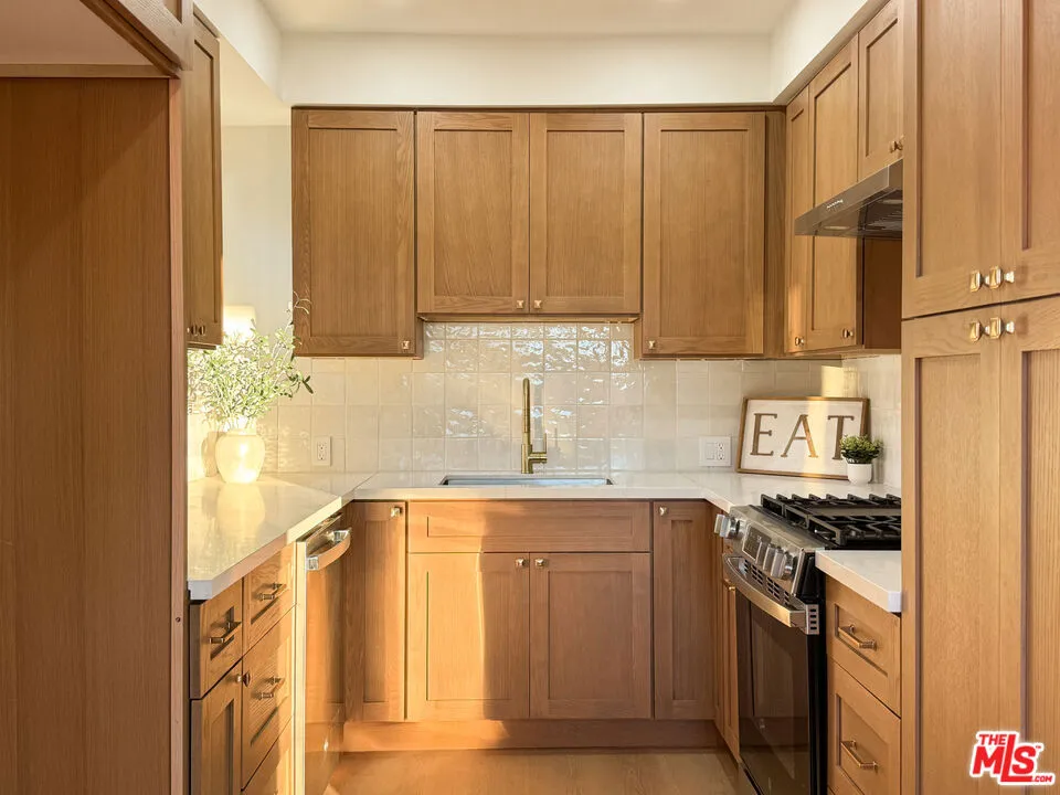 4579 Ambrose Avenue #8 Los Angeles, CA 90027