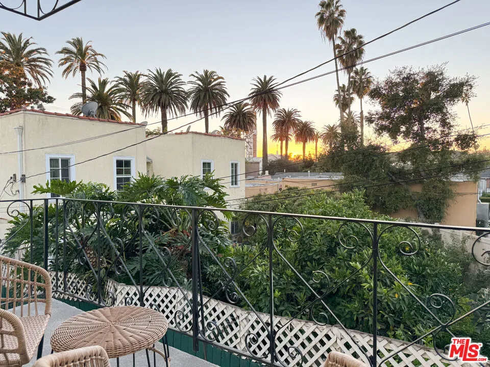 4579 Ambrose Avenue #8 Los Angeles, CA 90027