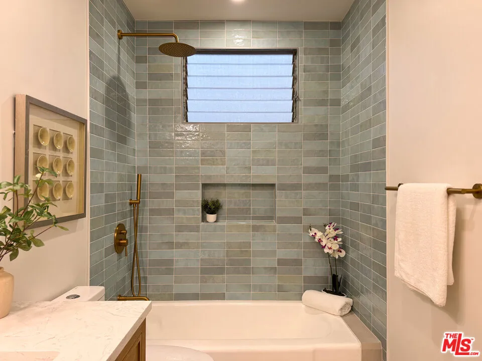 4579 Ambrose Avenue #8 Los Angeles, CA 90027