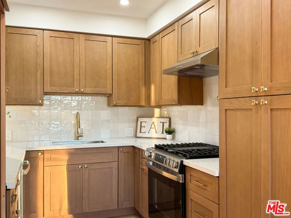 4579 Ambrose Avenue #8 Los Angeles, CA 90027