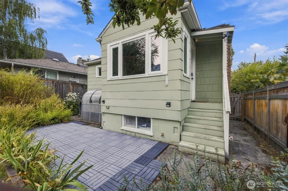 6043 37th Avenue NE Seattle, WA 98115