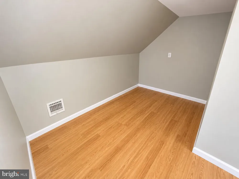 22 BRENWAL AVENUE Trenton, NJ 08618