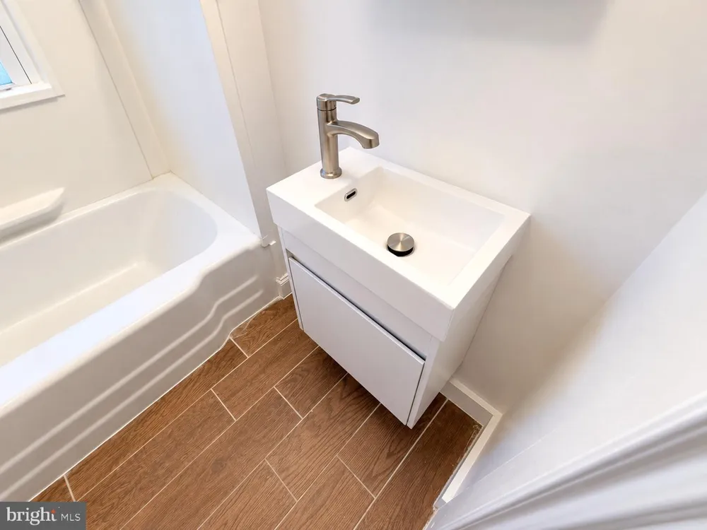 22 BRENWAL AVENUE Trenton, NJ 08618