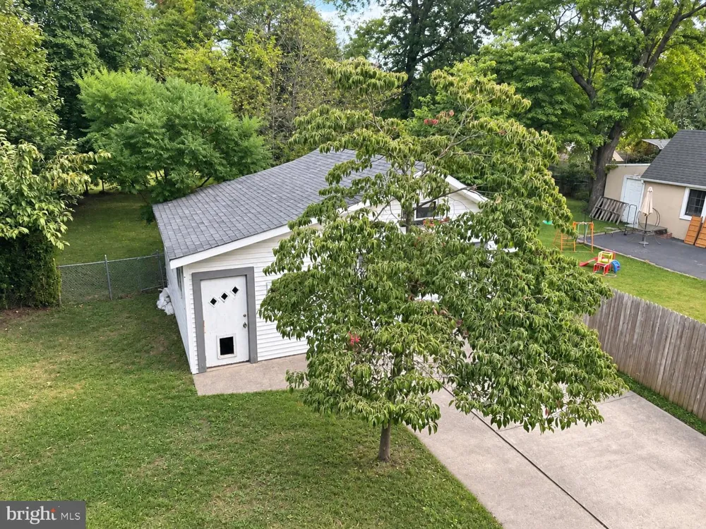 22 BRENWAL AVENUE Trenton, NJ 08618