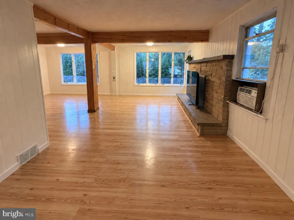 22 BRENWAL AVENUE Trenton, NJ 08618