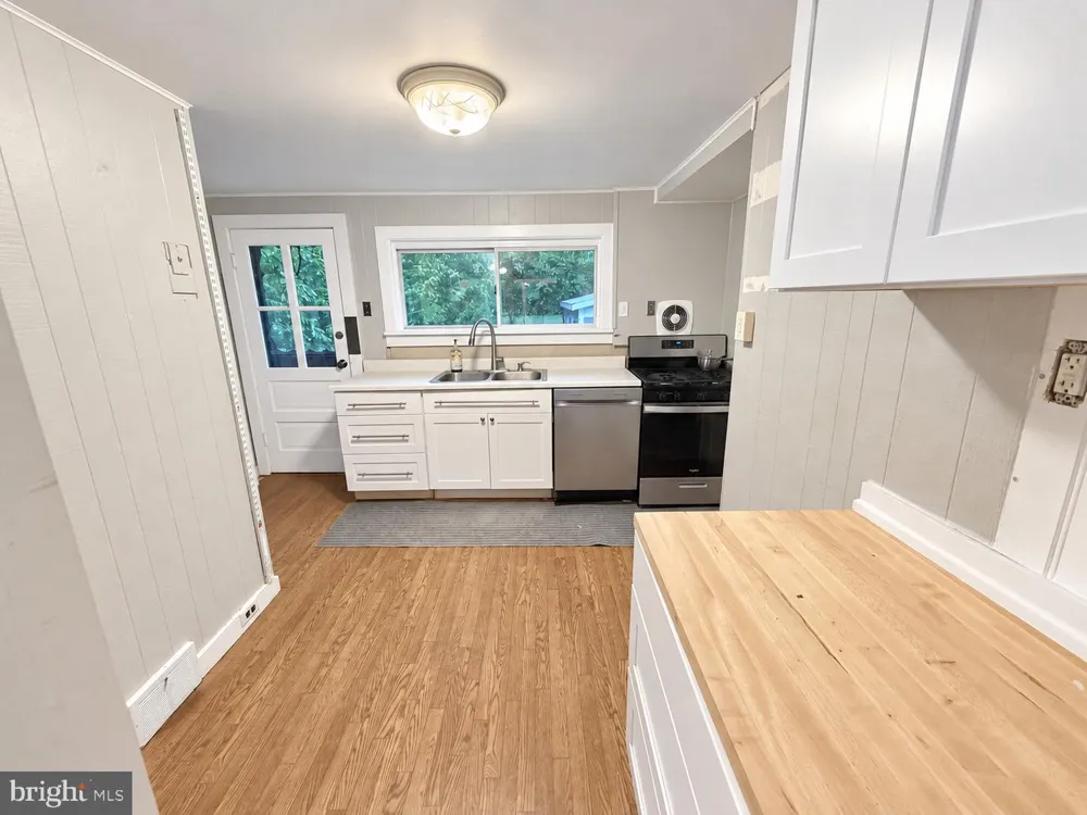 22 BRENWAL AVENUE Trenton, NJ 08618