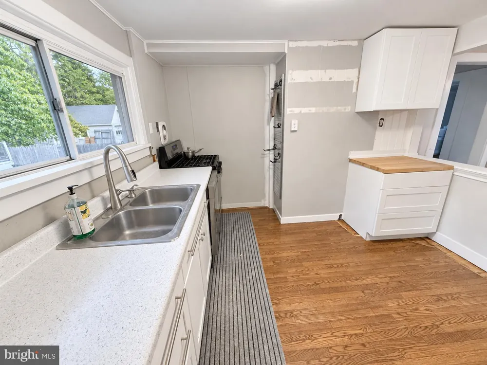 22 BRENWAL AVENUE Trenton, NJ 08618