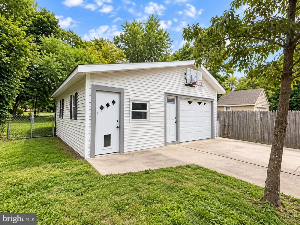 22 BRENWAL AVENUE Trenton, NJ 08618