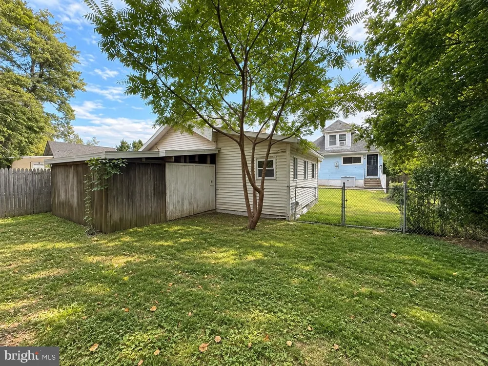 22 BRENWAL AVENUE Trenton, NJ 08618