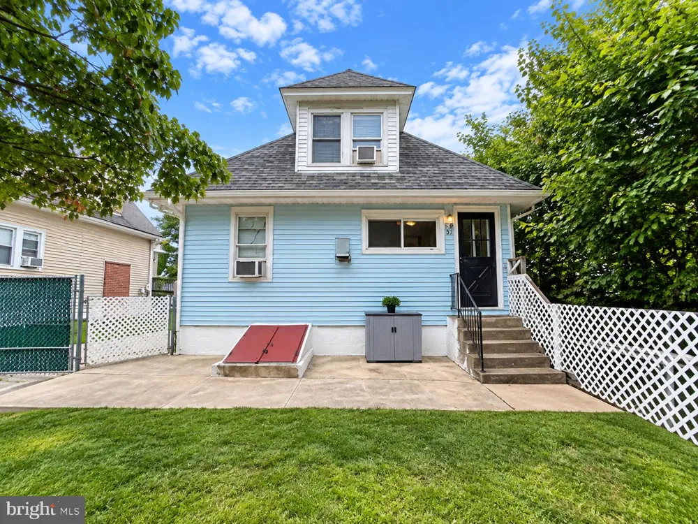 22 BRENWAL AVENUE Trenton, NJ 08618