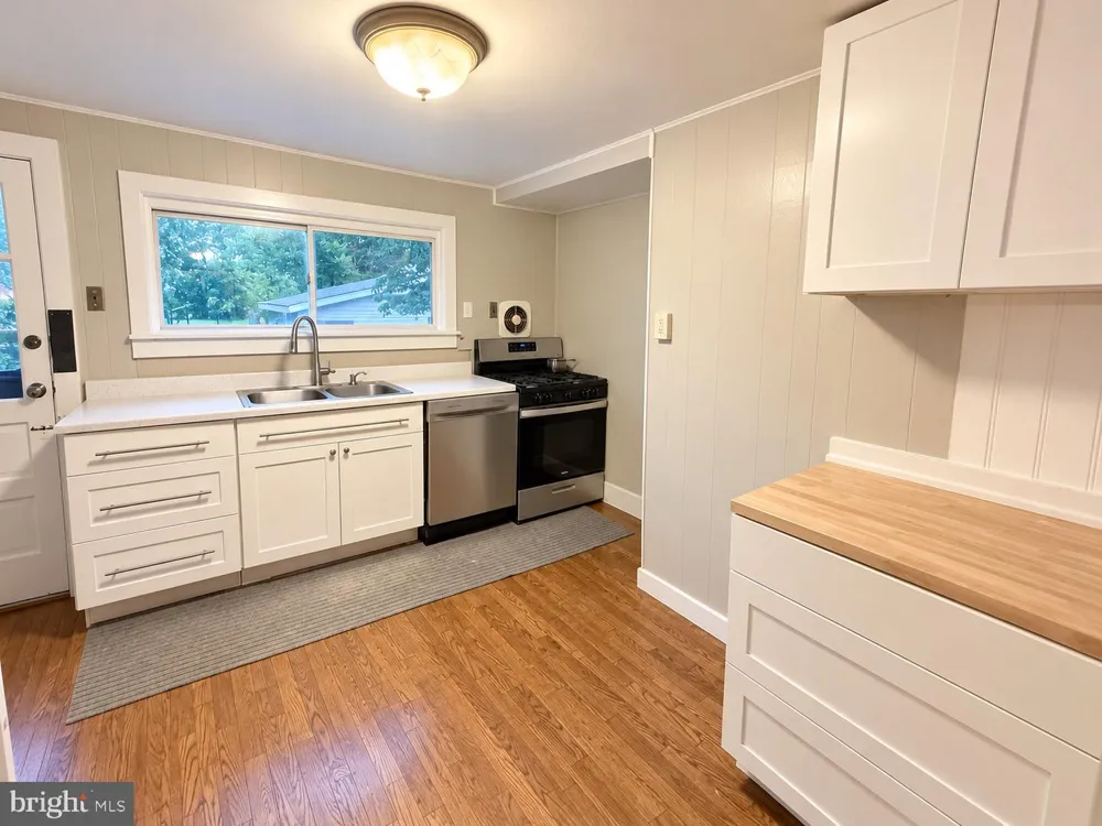 22 BRENWAL AVENUE Trenton, NJ 08618