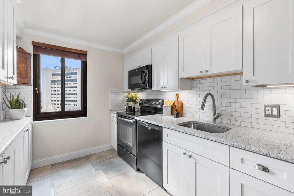 2201 CHERRY STREET #902 AND P6 Philadelphia, PA 19103