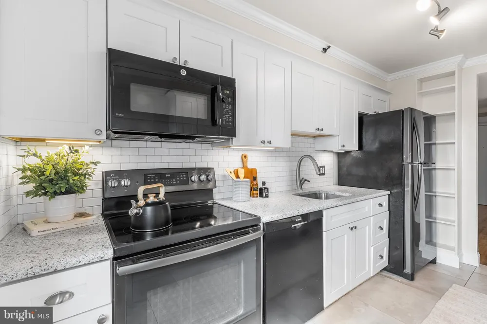 2201 CHERRY STREET #902 AND P6 Philadelphia, PA 19103