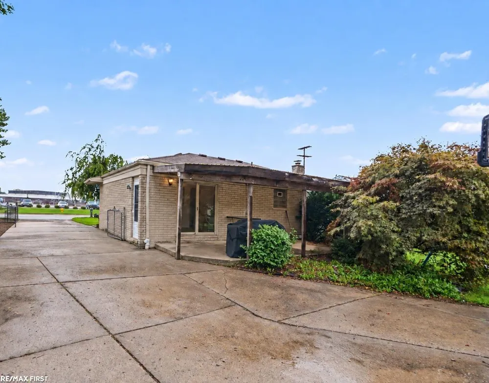 35247 Kelly Road Clinton Charter Township, MI 48035