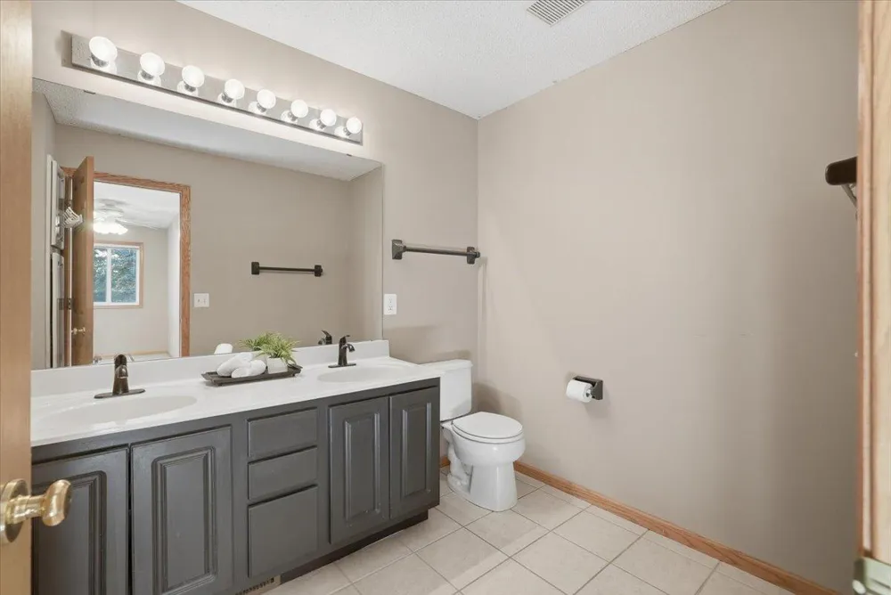 537 Woodduck Drive #F Woodbury, MN 55125