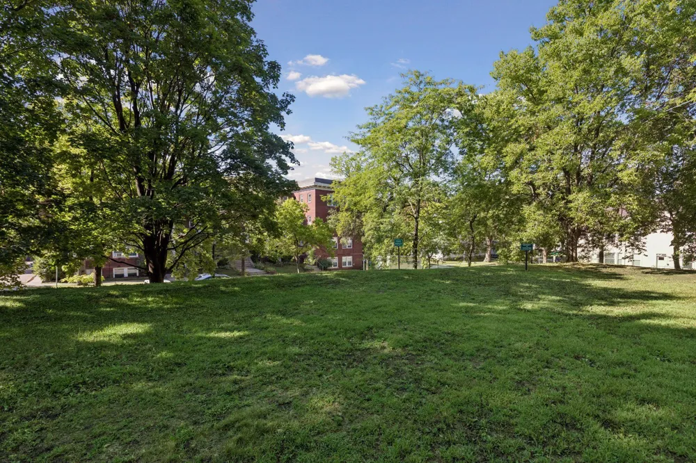 1952 Dupont Avenue S Minneapolis, MN 55403