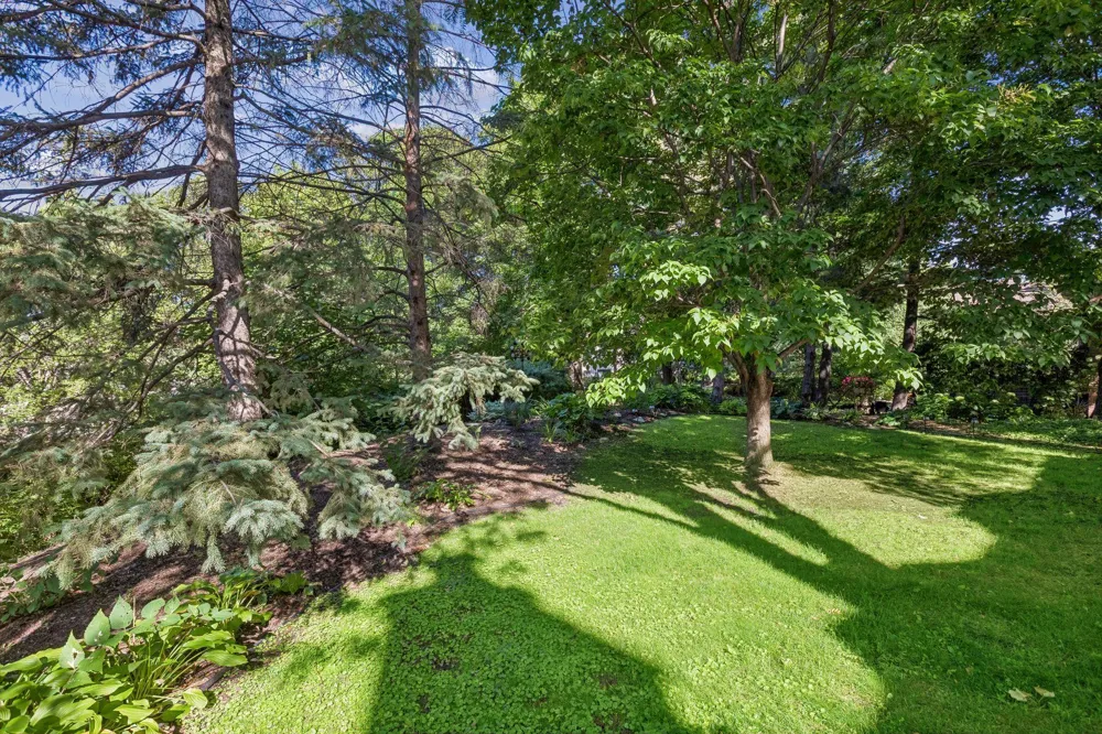 1952 Dupont Avenue S Minneapolis, MN 55403